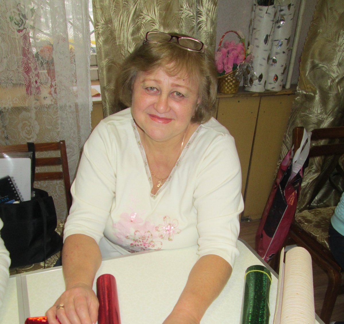 kolezev's tweet photo. Это Наталья Гусева из Златоуста, Челябинская область. Ей 67 лет. Очень неравнодушная женщина: была оппозиционным депутатом в своем городе, боролась за сохранение городского роддома, руководила общественной приемной и высказывалась в соцсетях, когда ей что-то не нравилось. Была координатором «Голоса». Кстати, уже в зрелом возрасте уезжала жить в Америку, провела там четыре года, а потом решила вернуться в Златоуст.

В первую годовщину бомбардировки Мариупольского драмтеатра Наталья Гусева написала в «Одноклассниках» о том, что это сделали российские войска. В этом сегодня мало кто сомневается, кроме российских пропагандистов. За это на нее возбудили уголовное дело по статье о фейках про армию. 

Гусева объясняла, что намеренно писала в «Одноклассниках», так как ими пользуются люди в провинции, и до них надо доносить правду. «Смолчать в это страшное время я не смогла», — говорит она.

Пока шло следствие, на Наталью Гусеву напали на улице. 3 июля на улице Гагарина в Златоусте какой-то человек стал пинать ее автомобиль и плевать на него, а когда женщина вышла из машины — ударил ее по лицу. По словам женщины, рядом была машина с другими молодчиками, которые поддерживали нападавшего. Женщина расценила это как акт устрашения.

Ее осудили. К счастью, не приговорили к тюрьме, а дали штраф — 700 тысяч. Сейчас она пытается собрать деньги, чтобы выплатить его. 67-летняя женщина вынуждена помогать семье сына, который перенес гангрену на почве диабета. 

Наталье Гусевой можно помочь через платформу «Заодно». Там нужно самостоятельно сделать перевод по предложенному номеру, а потом нажать кнопку «Я пожертвовал». Это легально и безопасно (платформа проверяет, чтобы получатели денег не значились в списках Росфинмониторинга и т.п.). Сейчас собрано 186 тысяч рублей из 700 тысяч.

Помочь Наталье Гусевой: https://t.co/Kzj3Ds7V8E

Громкие дела у всех на слуху, но очень важно поддерживать людей в регионах. Так что, как говорится, не оставайтесь равнодушными.

Репост тоже очень хорошее дело в данном случае.

Спасибо!