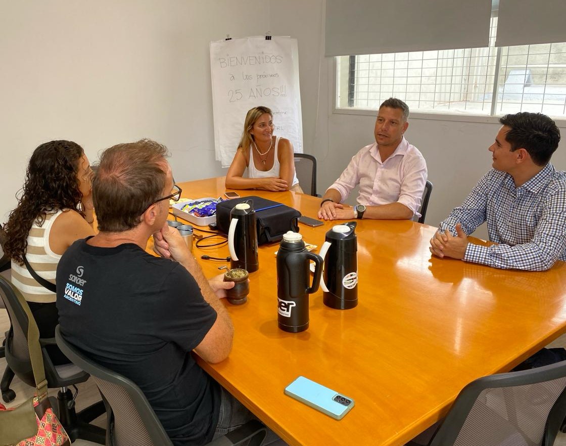 datsantafe's tweet photo. Nos recibió Florencia Verasio y estuvieron presentes nuestro director, Catriel Gonzalez y por la Dirección Provincial de Industria 4.0, Sebastián Pereira.

🙌 ¡Gracias por recibirnos! @sonderargentina https://t.co/EZkMO2M8r0