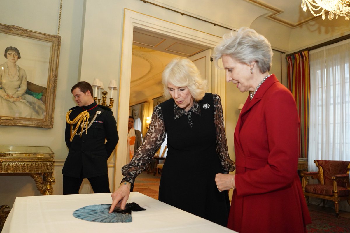 RoyalFamily's tweet image. Yesterday at Clarence House, Her Majesty was made Honorary Liveryman of @Fan_Makers, whose work to develop and promote the art of traditional fan making can be traced back to 1670. 🪭

The Duchess of Gloucester, who was installed as a Liveryman in 2005, also attended.