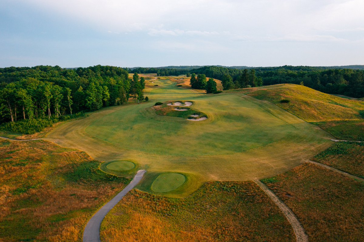 Widely recognized as one of the best modern course designs in America, the opening hole is perhaps the best opening Par-5 in the country. No. 1 features a series of bunkers bisecting an upper and lower fairway, immediately testing one's course management. 

📸: @noah_jurik