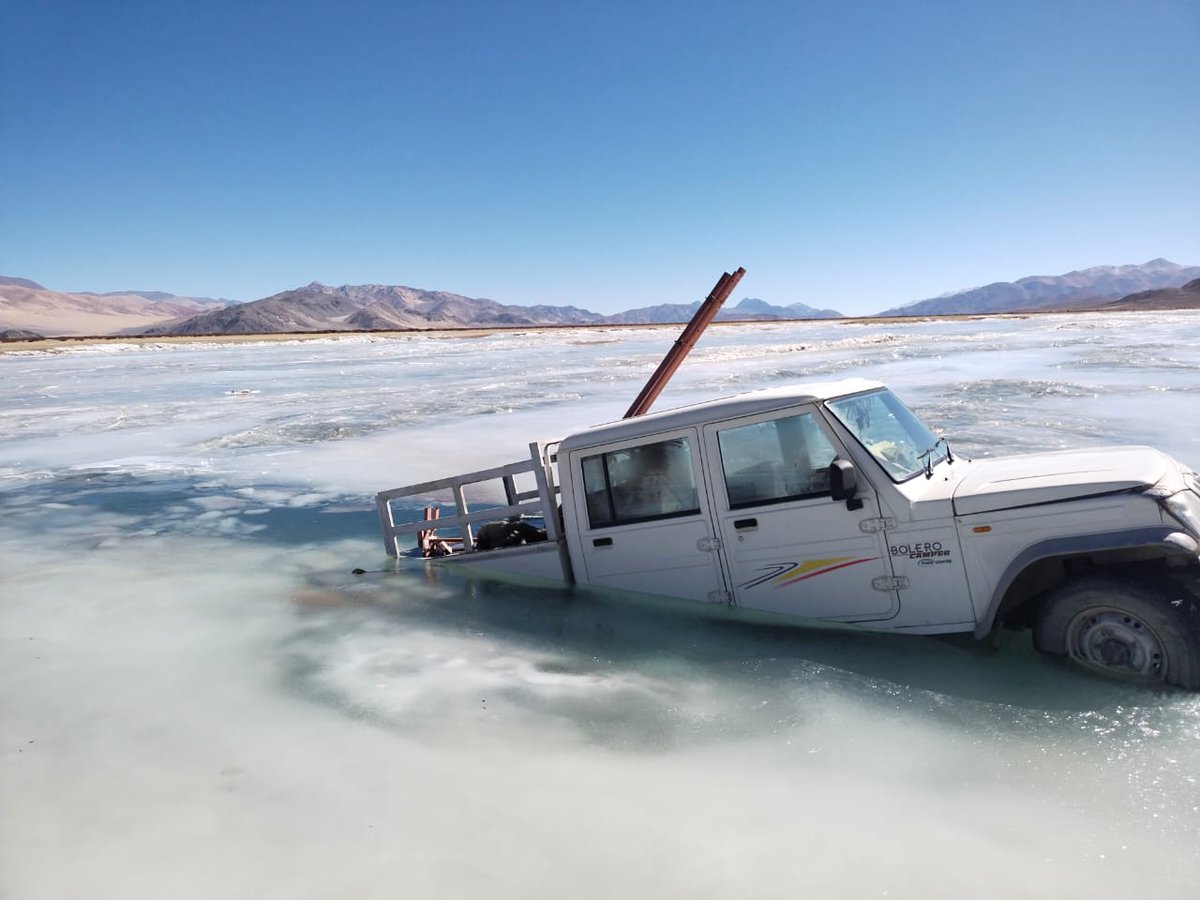 DIPR_Leh's tweet photo. Ultimate Force of #IndiaArmy responding swiftly to an emergent situation in #Nyoma,crossed any icy patch successfully &amp; safely extricated a villager along with his vehicle, whose vehicle had broken through the ice &amp; was stuck dangerously on the frozen Indus River.

@lg_ladakh https://t.co/GTqqt0VAVE