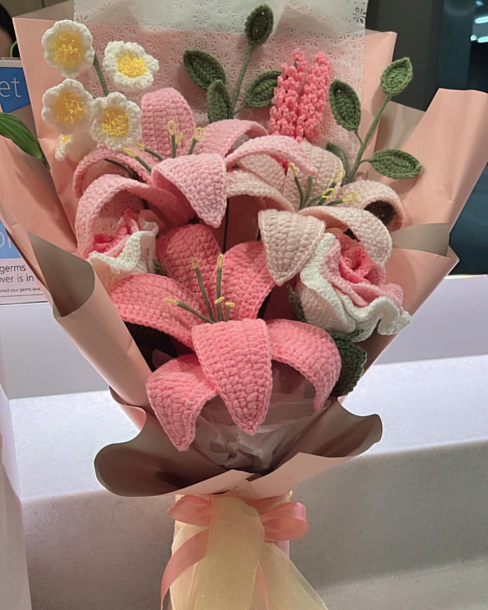 saria_pika's tweet image. Ma meilleure amie a reçu des fleurs de lys ROSE en crochet pour la St Valentin et non je suis absolument pas jalouse alors que ce sont mes fleurs préférés en plus 😠