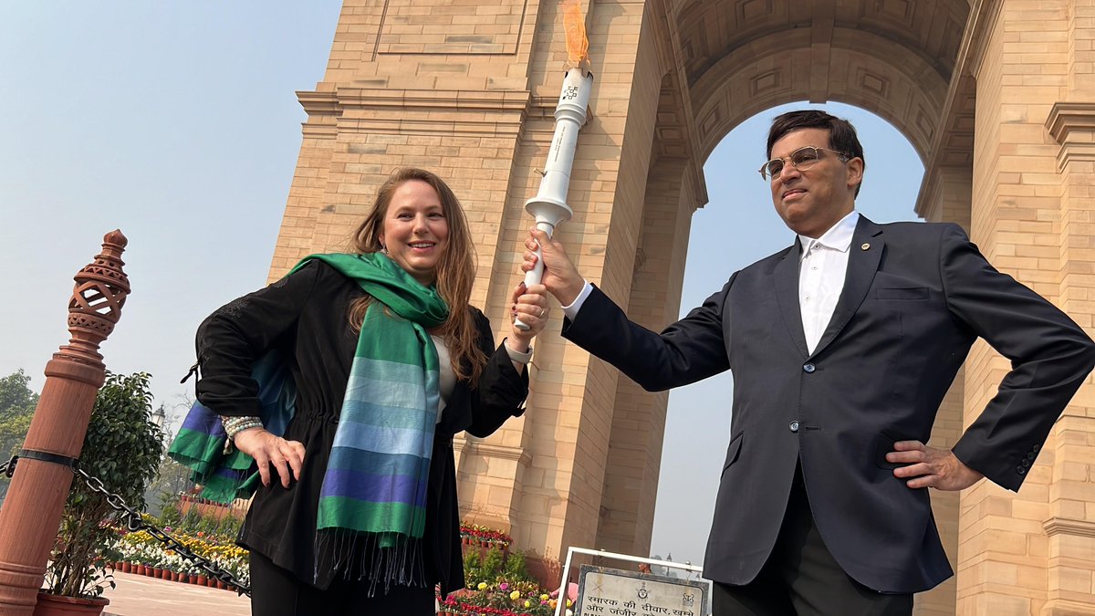 GMJuditPolgar's tweet image. The one was yesterday.🙏 
The other one seems like yesterday.😉
Friendship has no age. 🔗
#ChessConnectsUs #ChessOlympiad #torchrelay #FIDE #ChessBaseIndia @Vishy64theking
📷Aditya Sur Roy