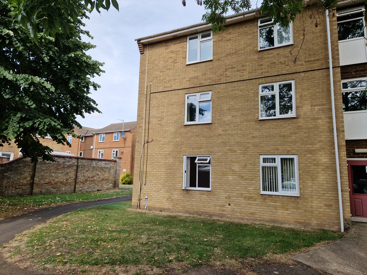 Burgess Walk, St IVes: Ground floor unfurnished Apartment.
Available Early March.   Rent £795pcm. Deposit £895. Holding Payment: £170  EPC Rating: 74 C   Council Tax Band: A