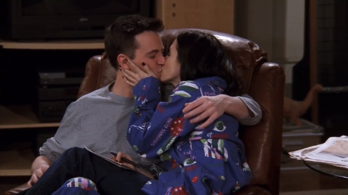 mondlerthinker's tweet photo. happy valentine’s day to chandler &amp; monica💗 https://t.co/C6WJw4879f