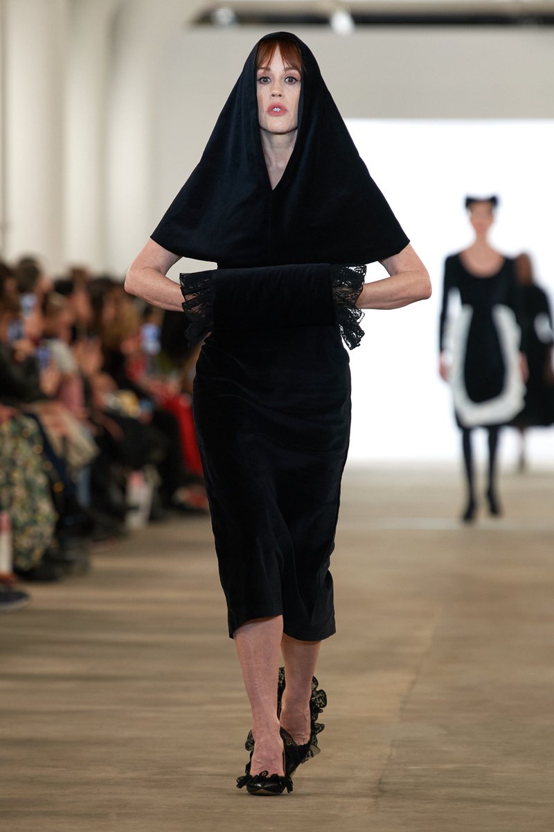 voguemagazine's tweet photo. Surprise! Molly Ringwald opens #Batsheva's fall 2024 runway in a full circle Swan moment. Discover the complete collection: https://t.co/7Hl3qA6mym https://t.co/DRL0U2AlXy