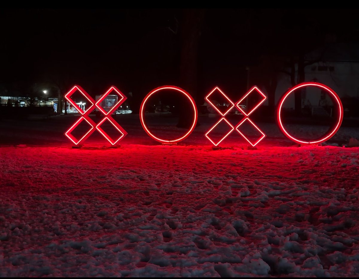 HedgesHamptons's tweet photo. This Valentine's Day, take your sweetheart to check out the newly installed "XOXO" sculpture outside at the Southampton Art Center. https://t.co/cd6ktJ9QRu https://t.co/8gBiBYrmrJ