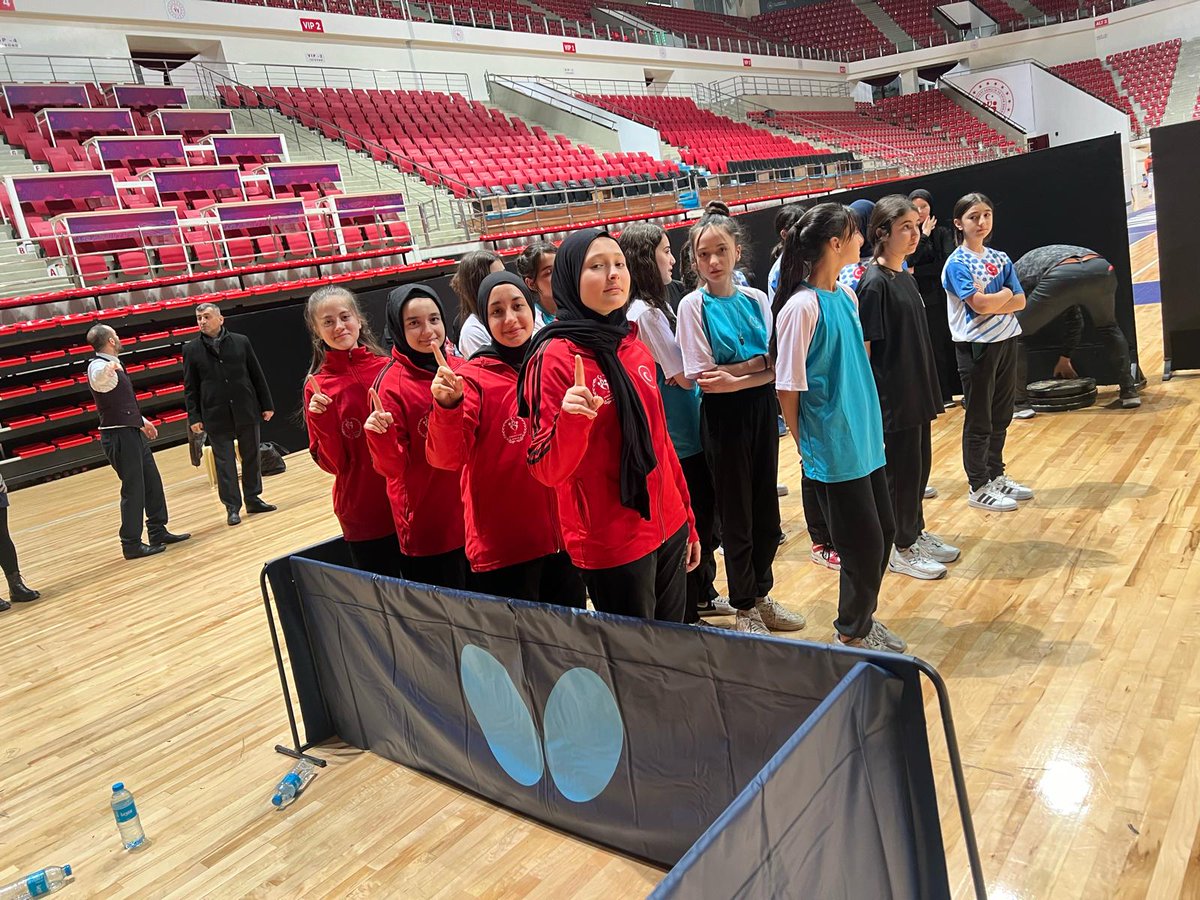 GELENEK BOZULMADI YİNE ŞAMPİYONUZ
Okul dart takımlarımız geçen yıl olduğu gibi yine Konya şampiyonu oldu. Öğrencilerimizi tebrik eder, beden eğitimi öğretmenlerimiz İsmail KOÇ ve ALİ ZEREN' teşekkür ederiz. Niğde 'de yapılacak bölge finallerinde takımlarımıza başarılar dileriz.