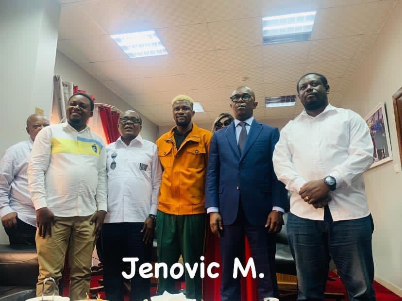jenovicmbowa1's tweet photo. 🚨| Au @MinSport_Loisir, Héritier Luvumbu a aussi rencontré le président de @ASVitaOfficial. « #VCLUB c’est son club. La porte est grandement ouverte. S’il dit qu’il veut jouer dans VCLUB aujourd’hui, demain on le signe sans problème » a dit @AmadouDiaby01. @FecofaRdc @TopCongo https://t.co/hINZTrt9vr