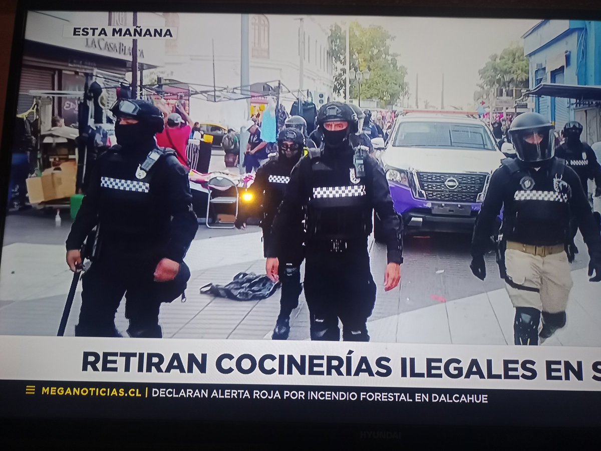 difamadores's tweet photo. Alcaldesa @IraciHassler y @Muni_Stgo:
¿Por qué los funcionarios municipales que realizan decomisos andan sin identificación ? https://t.co/FOST0yQcOP