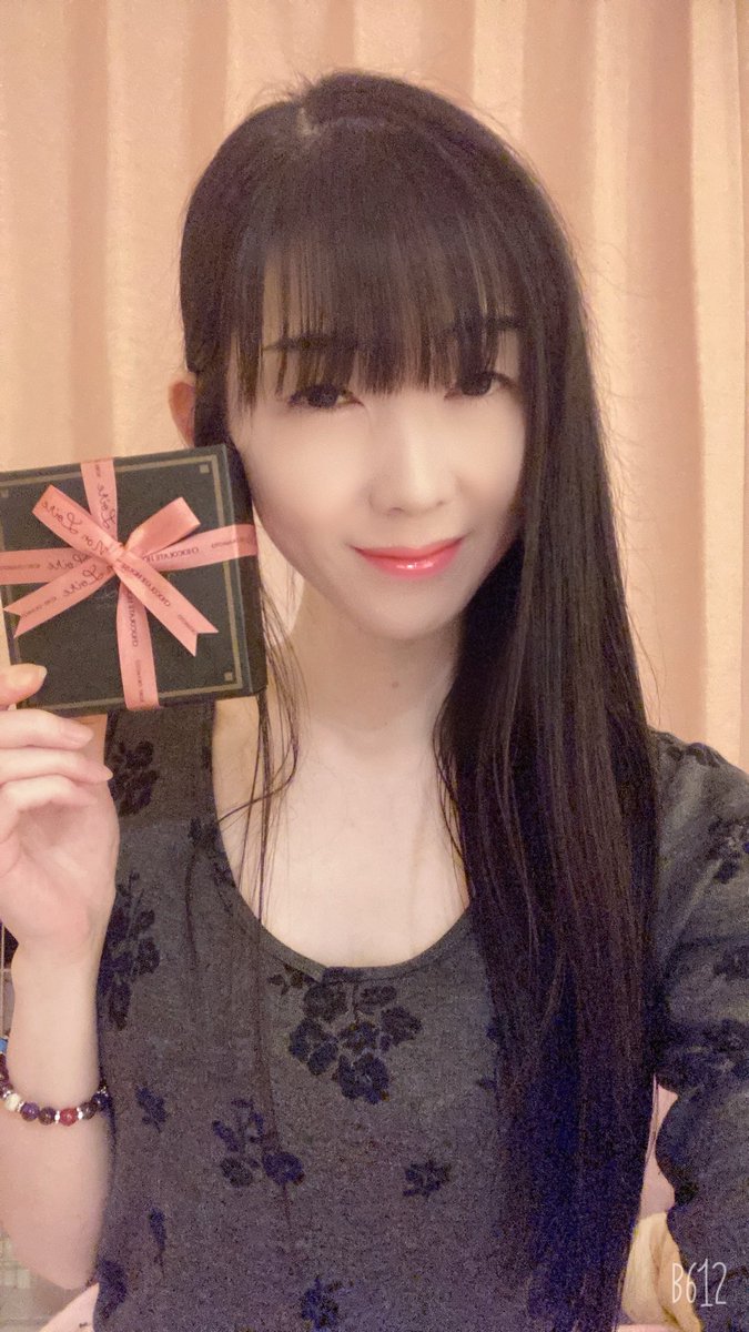 MagicWandLight1's tweet photo. 自分用に、笑。
バレンタインの生チョコ買いました🎵

これはﾁｮｺﾚｰﾄﾊｳｽ、モンロワールさんの、ストロベリー味🍓✨

ココアタイムに食べます^ - ^
ぅふふ❤︎ https://t.co/CdtIsf3bGL