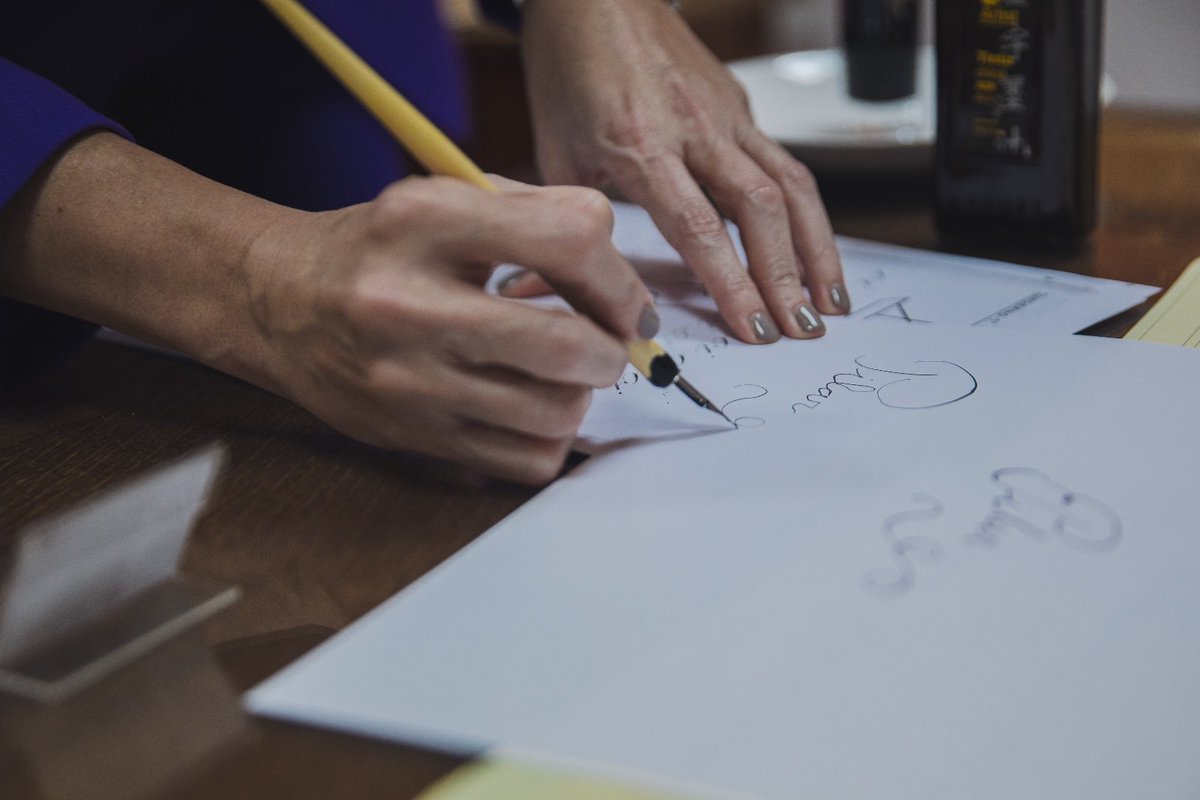 Bancos, pupitres, mapas, la estufa donde cada día un alumno llevaba el carbón hasta aparatos de diapositivas, gramófonos o libros y cuadernos de caligrafía. ¡Recuerdos de muchas épocas!

Hoy he visitado "Sueños y tizas", una exposición del <a href="/CarpeDiemFuenla/">IES CARPE DIEM</a>

🥰 ¡No os la perdáis!