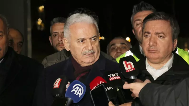 ajans_muhbir's tweet photo. 🗣️ Mustafa Sandal: “Benim bildiğim Erzincan'ın yiğit evladı Sayın Binali Yıldırım, herkesin gönlünü ferahlatmak adına bölgeye gider.

Koruma kıyafeti olmaksızın oradan bir avuç toprağı çıplak elleriyle alır ve hem memleketlilerinin hem de  vatandaşlarının içine su serper.” https://t.co/YsWvLM2SNX