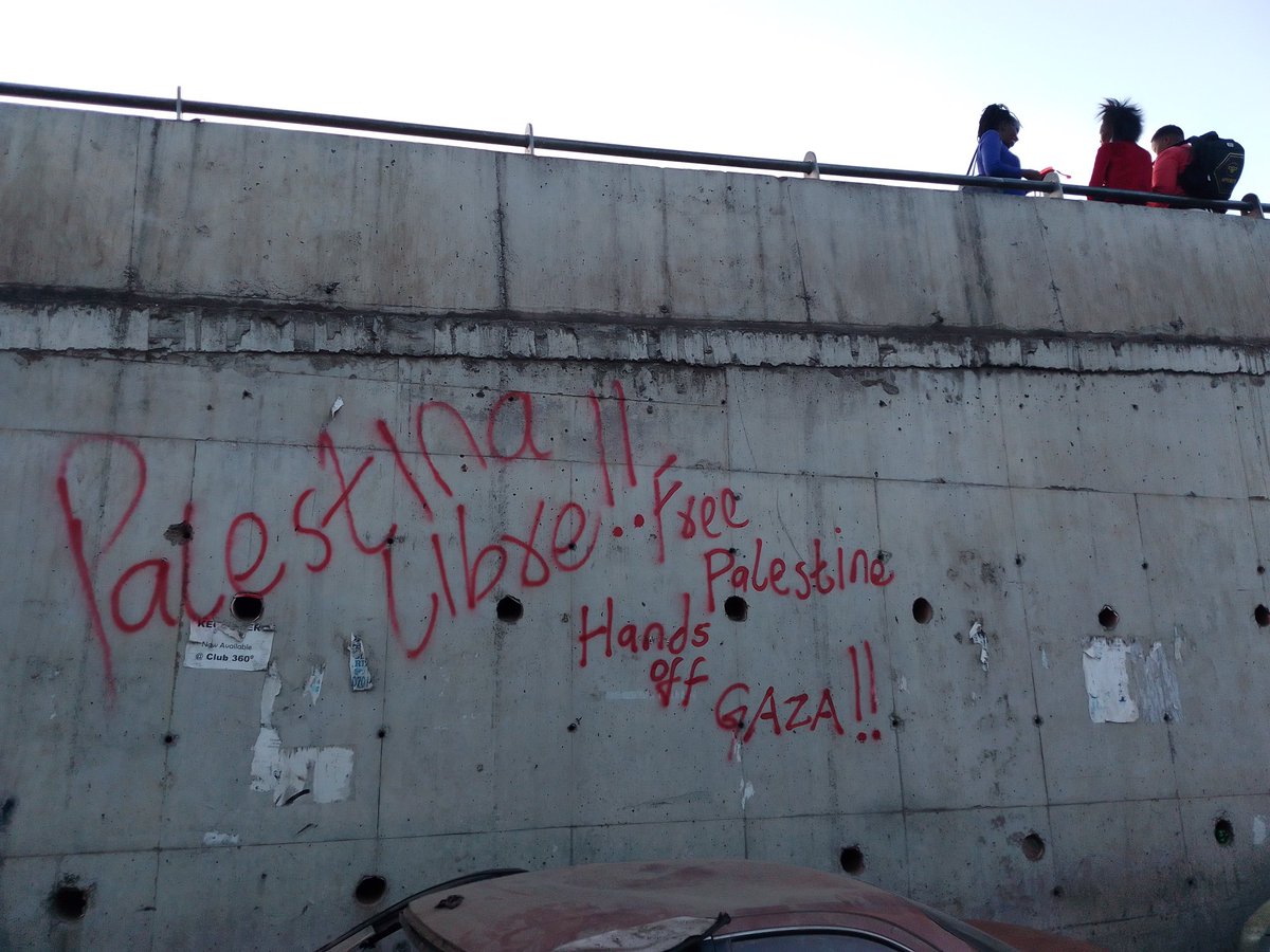 #Valentines4Palestine Solidarity Mural Cafe in Mathare. Kenyans turned up to draw the mural in solidarity with the Palestinian People! @MukomaWaNgugi declared the 'Wall of Struggle and Liberation'. #PalestinaLibre