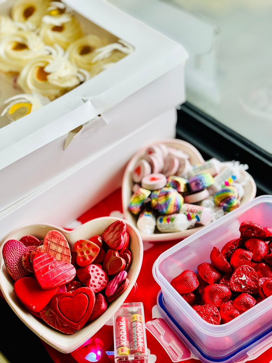 Our wonderful Critical Care team giving staff free hand massages for Valentine’s Day! And a few sweets and cakes too! Often given to our patients but today it’s a gift to our amazing Conquest colleagues ❤️ #ValentinesDay #gift #therapy #CriticalCare <a href="/ESHTNHS/">East Sussex Healthcare NHS Trust</a>