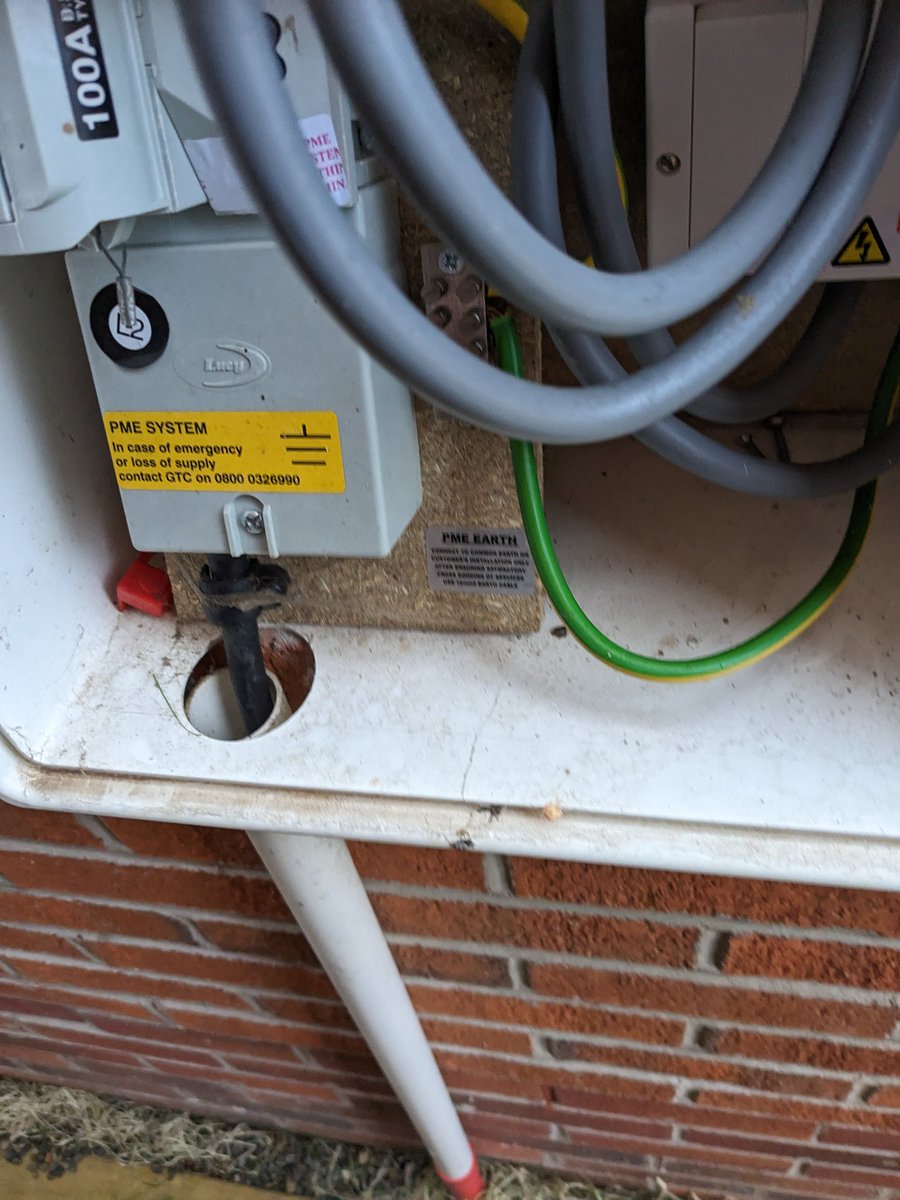 Any #electricians out there who can tell me if the black cable at the bottom of the picture should have some kind of insulation coming into the meter box and the covering in the hole to the meter box? @BarrattHomes @NHBC @Everyth1ngElec #newbuild #safetyfirst #cowboybuilders