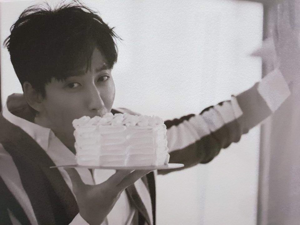 fhsj421's tweet photo. 본체가 필모에게 주는 생일케이크
구도를 만들고 싶었어요
송하영 씨 생일 축하드립니다 🫳🫳🫳 https://t.co/DXfcgr46kR
