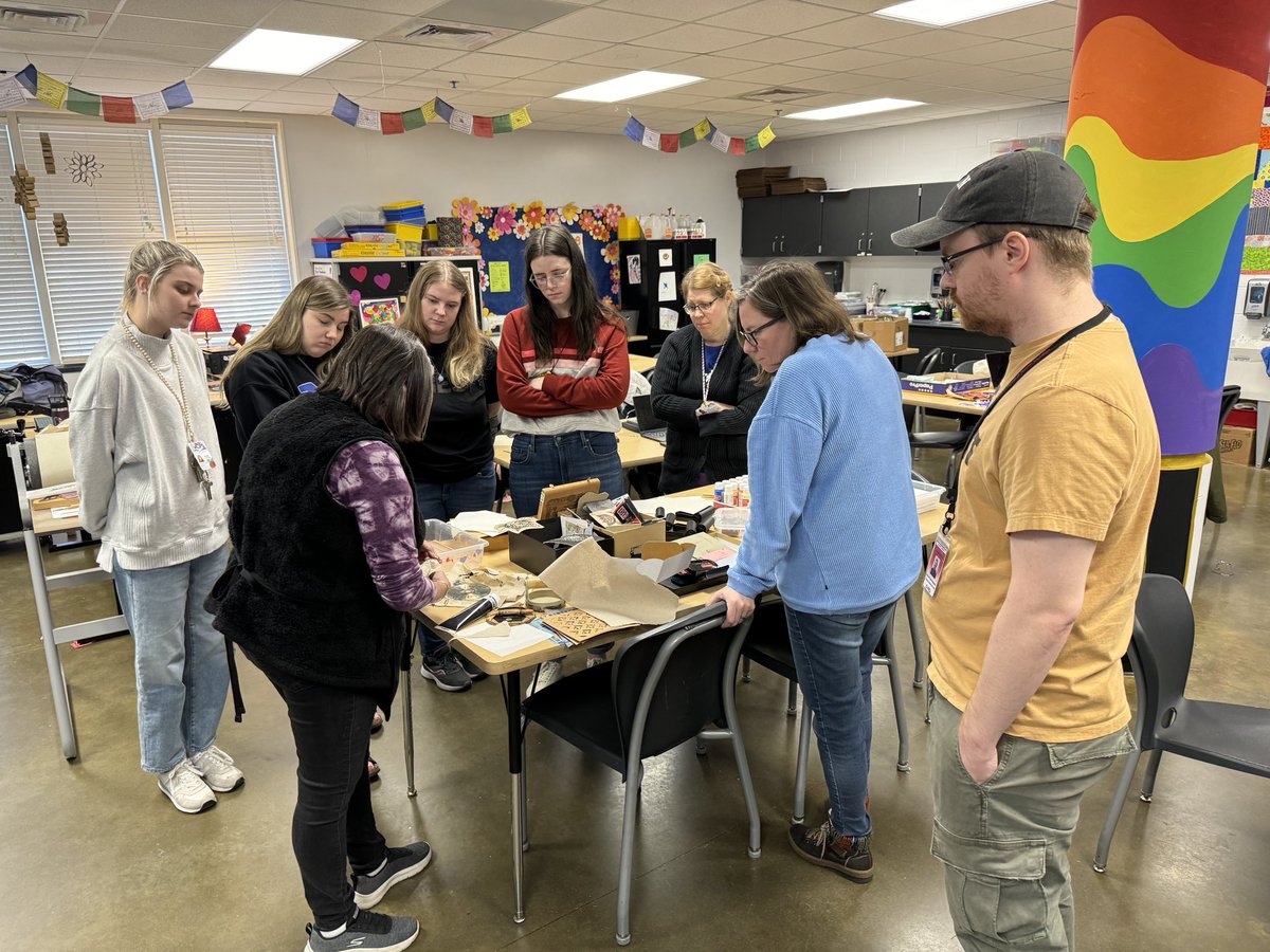 BristowCreates's tweet photo. Printmaking workshop with Missi Carini @bristowelem @WarrenCoSchools https://t.co/ELWHid80IM