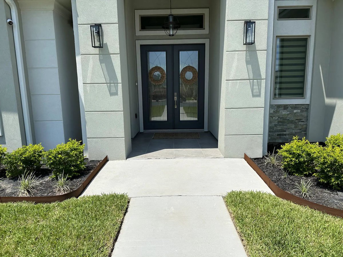 edgeright's tweet photo. "This product is absolutely gorgeous! This product is an immediate upgrade to our landscape and compliments the look of our home. Easy to install.  Will be looking to replace the entire backyard edging with this instead! "-Julian https://t.co/Bc5X1Exivv
