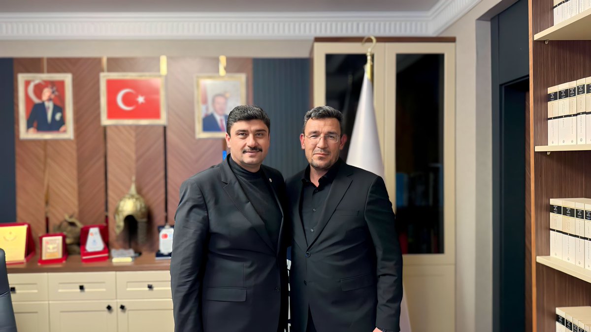 serhatoguz06's tweet photo. Yürüttüğümüz tarımsal projelerde daima yanımızda olan Ziraat Odası Başkanımız Sn. Ahmet Öztürk’e nazik ziyaretleri ve bu süreçte verdiği destekler için teşekkür ederim.

Kahramankazan için ‘Bir’iz 
Kahramankazan Biz’iz… https://t.co/i2UjFInoyI