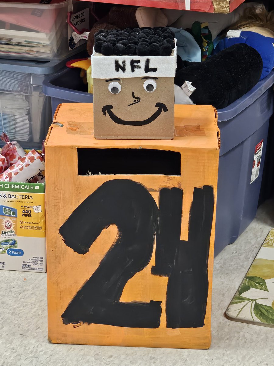 MrsBakerWCS's tweet photo. @Browns I have a third grader who idolizes Nick Chubb ❤️ #valentinesbox #partyday #teacher4life #rolemodels https://t.co/5YgWj55MT5