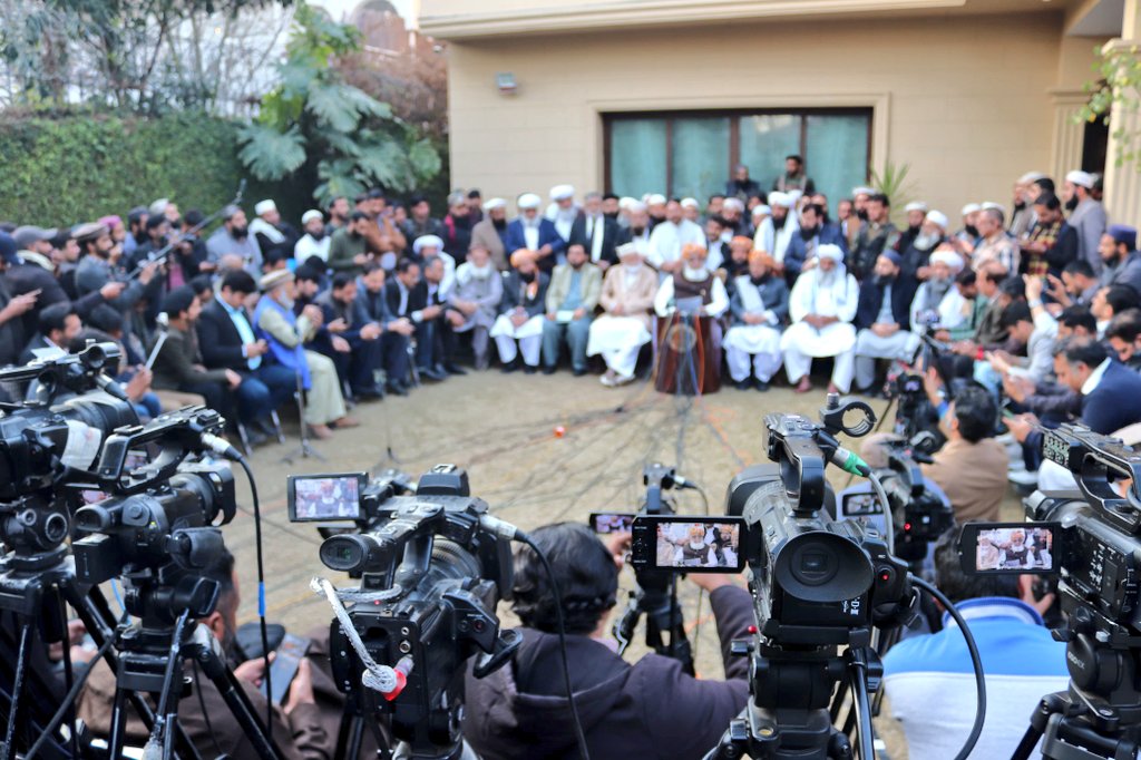 juipakofficial's tweet photo. اگر اسٹیبلشمنٹ سمجھتی ہے کہ الیکشن صاف شفاف ہوئے ہیں تو پھر اس کا معنی ہے کہ فوج کا نو مئی کا بیانیہ دفن ہوچکا ہے، اور عوام نے ان کے غداروں کو مینڈیٹ دیا ہے۔
الیکشن کے نتائج اس بات کا بھی اشارہ دے رہے ہیں کہ کامیاب یا ناکام امیدواروں سے رشوتیں لی گئیں ہیں اور بعض کو تو پیسوں کے بدلے پوری صوبائی اسمبلیاں دی گئیں ہیں ۔
*مسلم لیگ کو دعوت دیتا ہوں کہ وہ بھی ہمارے ساتھ اپوزیشن میں بیٹھے ۔ مولانا فضل الرحمان

#ایوان_نہیں_میدان