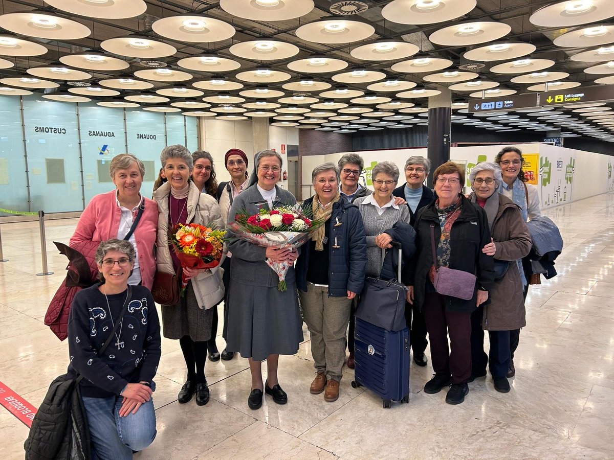 🎉 ¡Bienvenidas! 🎉

El Consejo inspectorial recibe a Madre Chiara Cazzuola y a S. Chary García, vicaria general, en el aeropuerto de Madrid, que del 15 al 20 de febrero visitarán nuestra inspectoría.

#ContigoTodoEsMejor <a href="/Cgfmanet_Org/">Figlie di Maria Ausiliatrice - Salesiane</a>