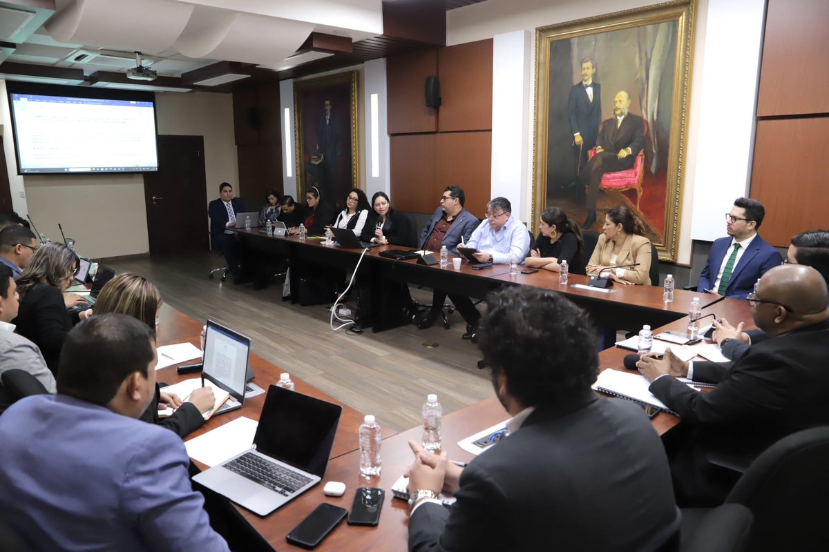 Congreso_HND's tweet photo. 🏛️ Comisión de Salud del Congreso Nacional, presidida por el congresista Wilfredo Sabio continuó la mañana de este miércoles con la socialización del proyecto de Ley para el Control de Bebidas Energizantes, con los funcionarios de @ArsaHnOficial, los directivos del @COHEPHonduras y de la @ANDIHonduras.