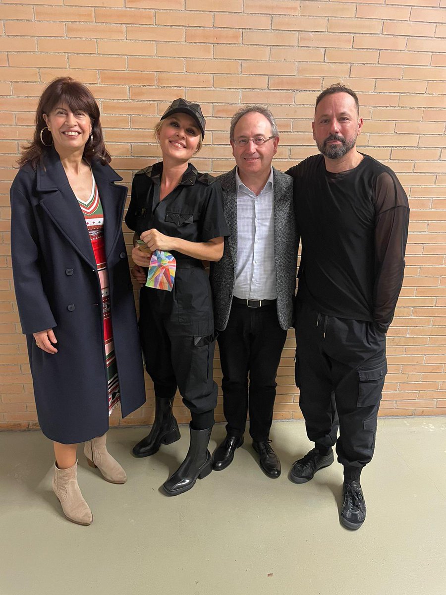 Esta noche he asistido a la primera función de Pandataria en los Teatros del Canal. Un canto a la libertad, la dignidad humana y el respeto protagonizado maravillosamente por @cayetanagc y Chevy Muraday. En la foto junto al productor teatral, @JCimarro. Mis felicitaciones