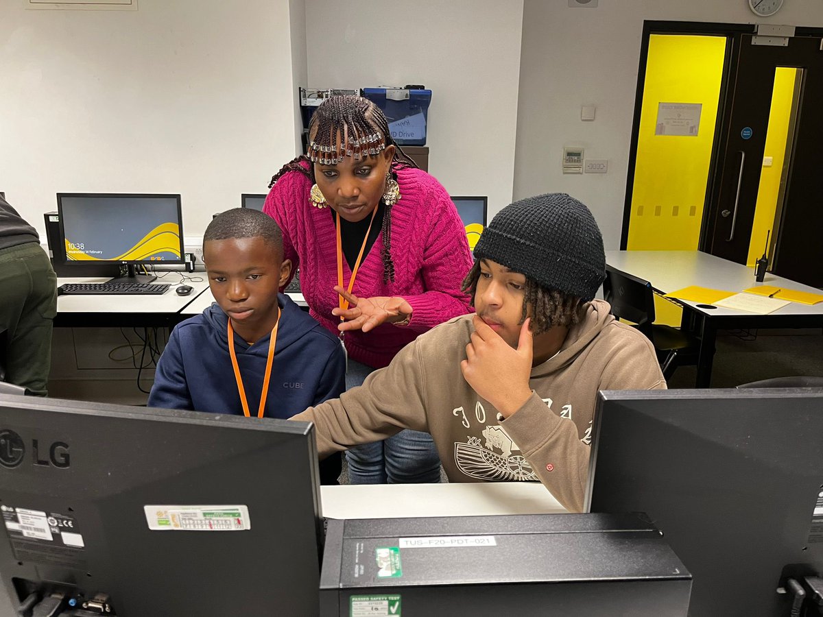 sharedifference's tweet image. Day two got off to an early start with the morning spent at school getting to know each other bit more and preparing lessons and assemblies in the computer room.🧡