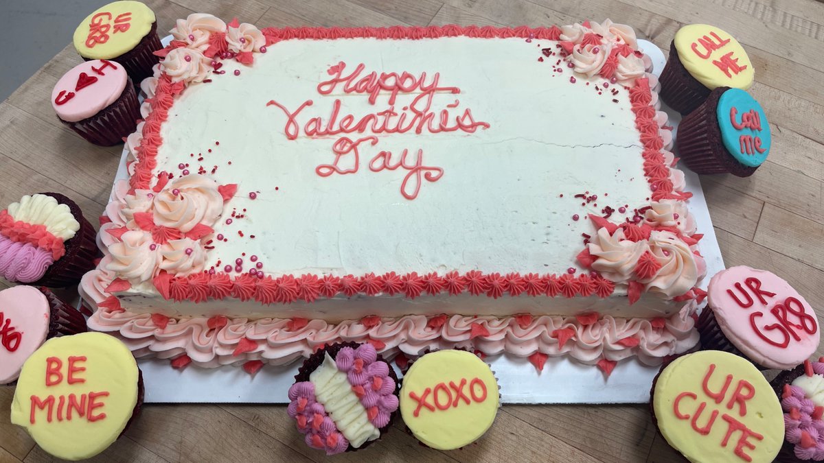 CIVChef's tweet image. Happy Valentine&apos;s Day!

Our Baking &amp;amp; Pastry students spread love with delicious cupcakes and cake for CIV students, staff, and faculty on this special Valentine&apos;s Day! ❤️🧁 #CIV #CulinaryArts #ValentinesDay