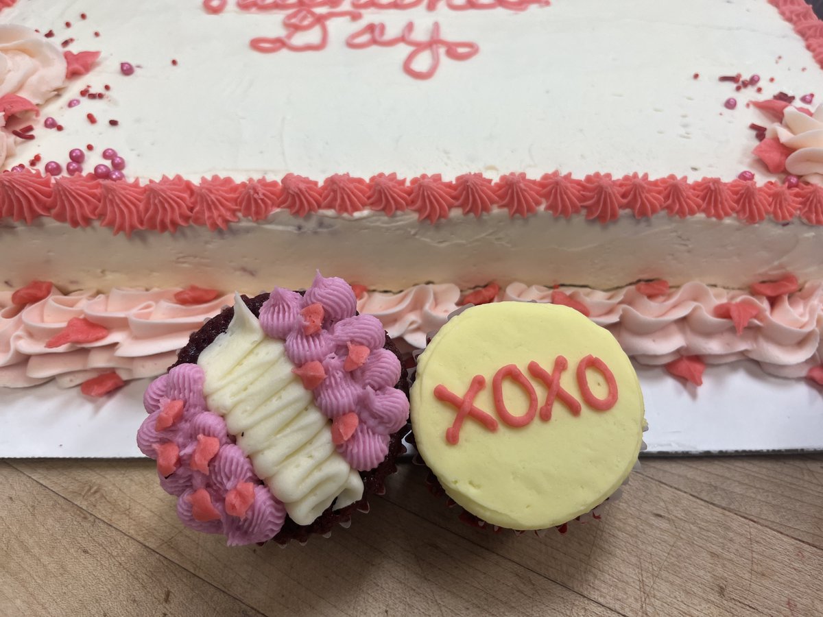 CIVChef's tweet image. Happy Valentine&apos;s Day!

Our Baking &amp;amp; Pastry students spread love with delicious cupcakes and cake for CIV students, staff, and faculty on this special Valentine&apos;s Day! ❤️🧁 #CIV #CulinaryArts #ValentinesDay