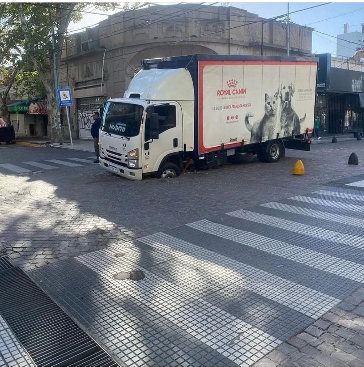 La Justa Lima sí es para el tránsito, lo que no es para el tránsito es la obra que la gestión anterior realizó. Nos da bronca como se malgastó la plata en las obras en las que día a día nos encontramos con fallas, sin terminar, y muchas Sin pensarse. Pero no vinimos a la gestión…