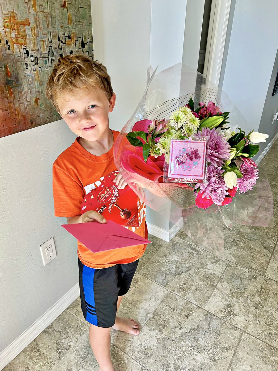 Happy Valentine’s Day 💕🌸 Joyeuse Saint Valentin 💘 Flowers 💐 and chocolates 🍫 from my little Prince Charming (with a little help from grandma! 😉) Fleurs 🌷 et chocolats 🍫 de mon petit Prince Charmant (avec un peu d'aide de grand-maman ! 😉)