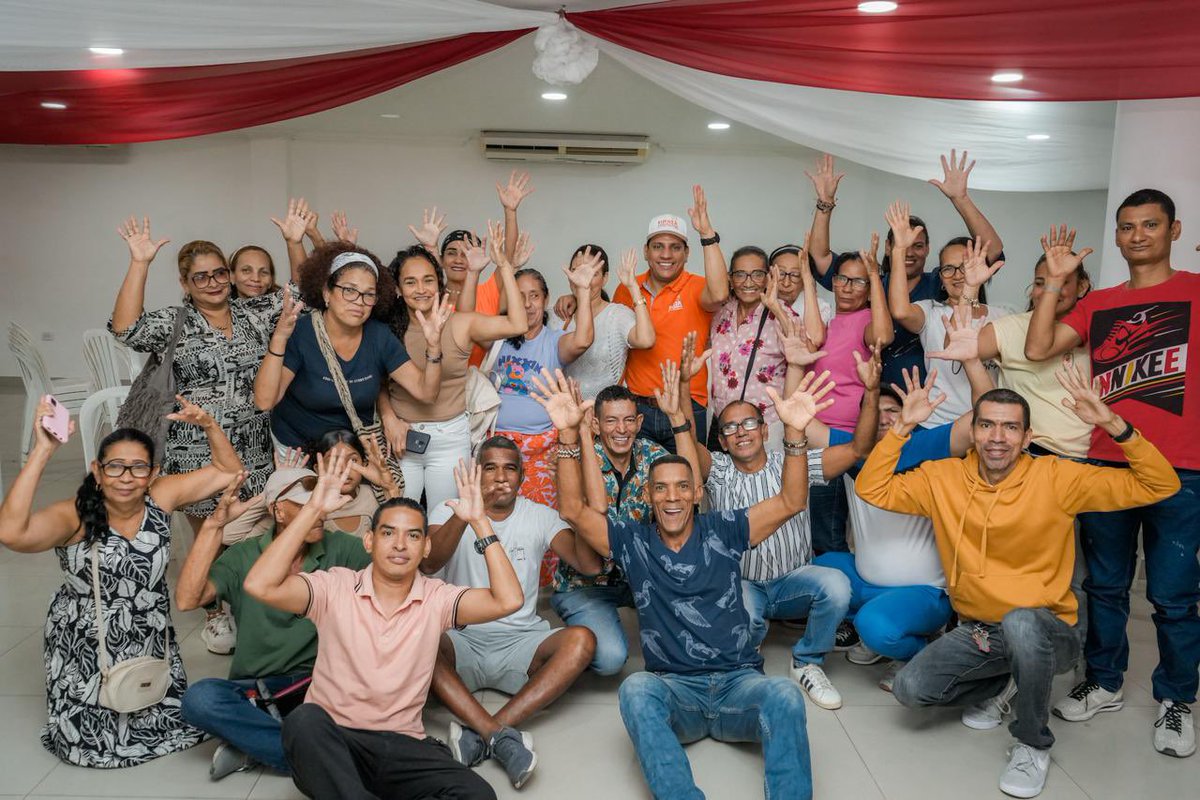 JorgeAgudeloA's tweet photo. Quiero expresar mi más sincero agradecimiento a los miembros de la Asociación de Sordos del Magdalena, ASORMAG, por su apoyo inquebrantable, dedicación y compromiso con esta causa; ustedes son verdaderamente inspiradores y nos impulsan a seguir adelante con determinación y gratitud.

De ustedes me llevé una enseñanza invaluable, sus voces, aunque en silencio, resuenan con fuerza y nos recuerdan que juntos podemos superar cualquier desafío.

Me siento motivado a seguir trabajando arduamente para construir una sociedad más inclusiva y accesible para todos. Cuando volvamos, ustedes serán protagonistas para la Santa Marta que desde Fuerza Ciudadana, junto a nuestro líder y presidente fundador @carlosecaicedo, hemos soñado. 

Con su apoyo, #ElCambioNoSeLoRobarán, porque el Cambio somos todos. 🧡