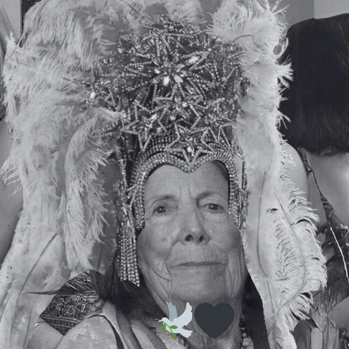 endiablade's tweet photo. A história desse título da Viradouro fica mais bonita ainda quando eles contam que, ao irem pedir autorização no terreiro de Bogum, a sacerdote jogou os búzios, leu o que eles disseram e gritou ALAFIOU, que significava que todos os caminhos estavam abertos. 

Arrepiei. https://t.co/4ker3oVmEE
