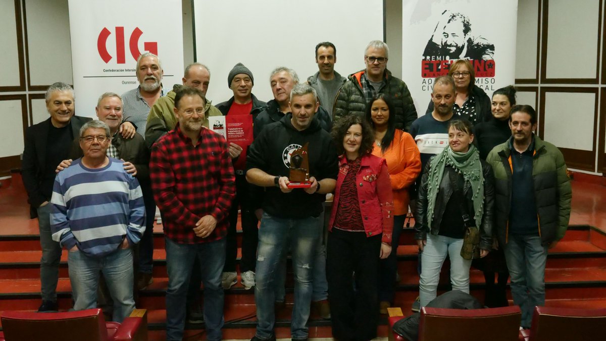 galizaCIG's tweet photo. 💪🏻 O persoal de #Irosa e #Samaca recibe a segunda edición do ‘Premio Etelvino Blanco’, convocado pola CIG de #Ourense 
👉🏻  A entrega do galardón que homenaxea o histórico sindicalista coincidiu co 40º aniversario da primeira folga xeral nacional galega

ℹ️ https://t.co/6TlEn8sA1b https://t.co/bPh6JR2kQI