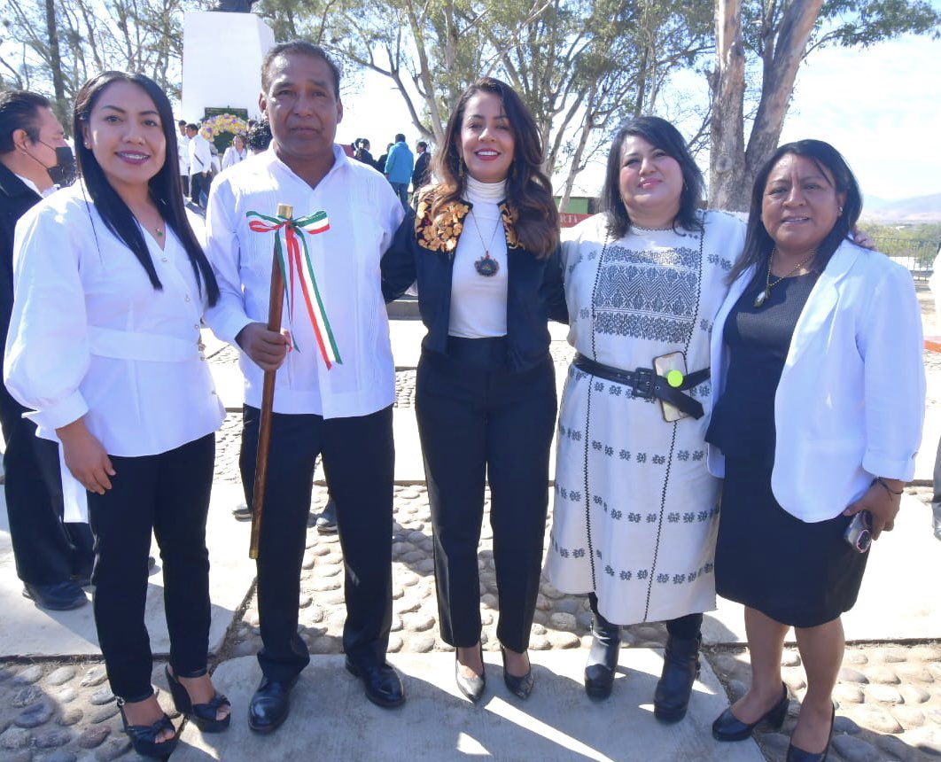 XochitlJazminV's tweet photo. Hoy en #Cuilápam de Guerrero asistimos junto al Gobernador @salomonj a la ceremonia por el 193 aniversario luctuoso del General Vicente Guerrero Saldaña, uno de los grandes héroes de la Primera Transformación de nuestro país. 
Agradezco al Presidente Municipal @JavierMorenc por brindar una cálida recepción a las y los Diputados del estado de #Guerrero.