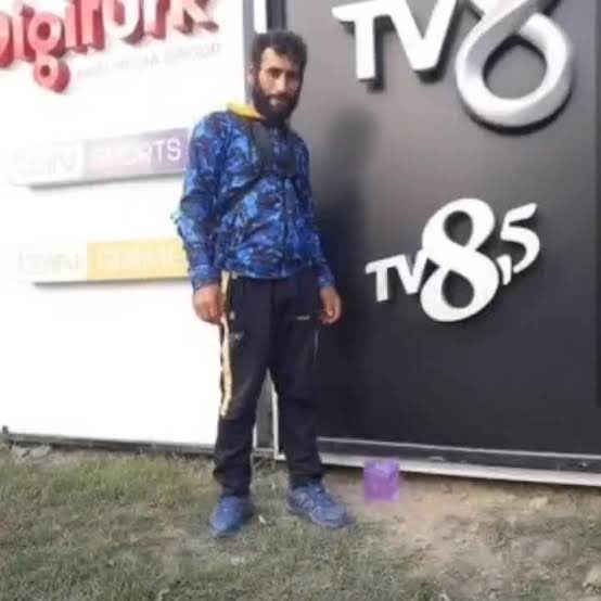 fafitooo1's tweet photo. Yemek ödülü rio karnavalı ödülü falan filan derken o sıra adada yunus emrenin garibanlık şuralarda #Survivor2024AllStar https://t.co/P8oyMd94nn