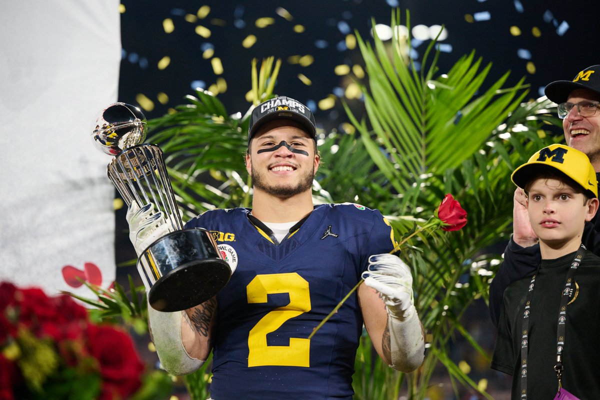UMichFootball's tweet photo. Roses are red
Michigan is maize and blue
The national champions wish
A Happy Valentine's Day to you https://t.co/8gu6qKXdth