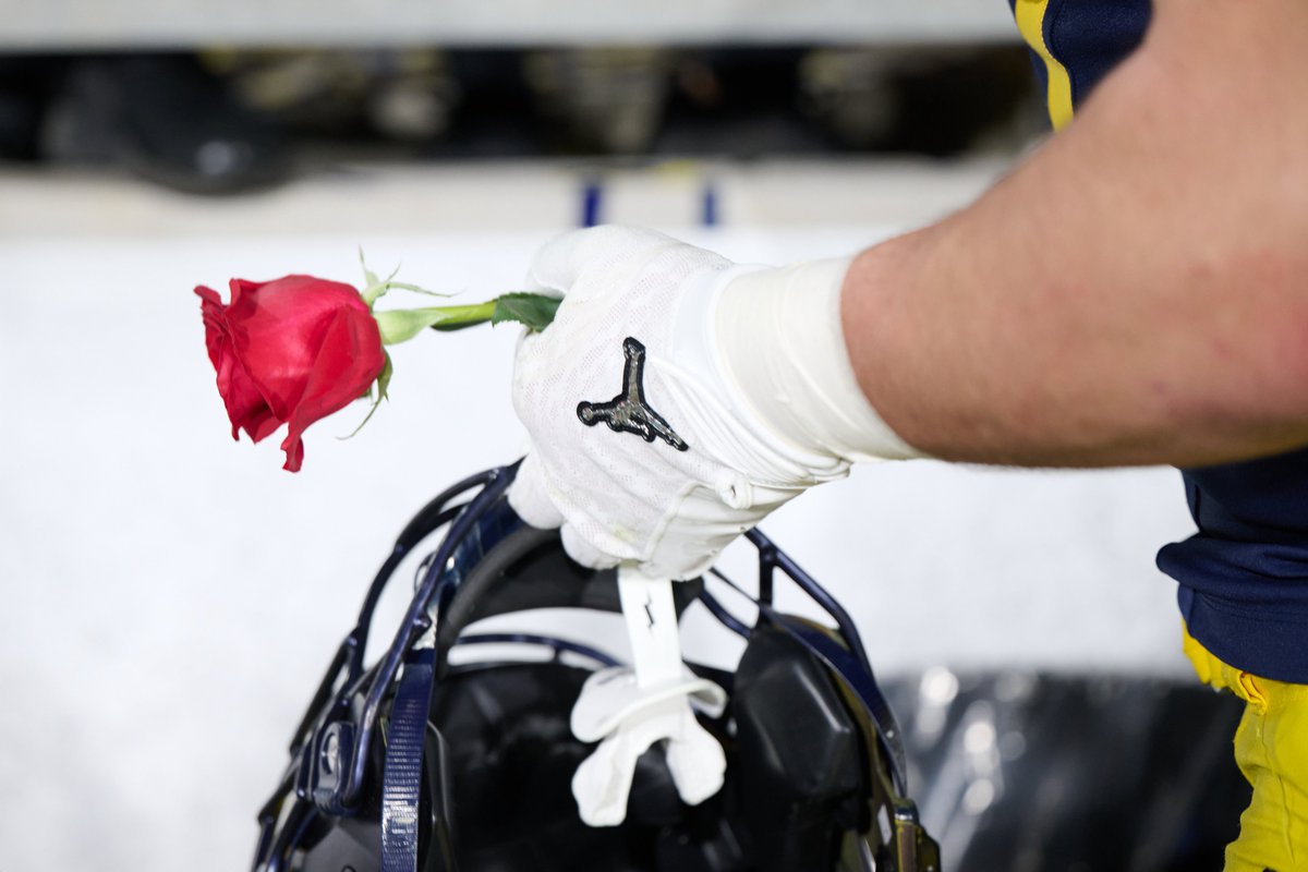 UMichFootball's tweet photo. Roses are red
Michigan is maize and blue
The national champions wish
A Happy Valentine's Day to you https://t.co/8gu6qKXdth