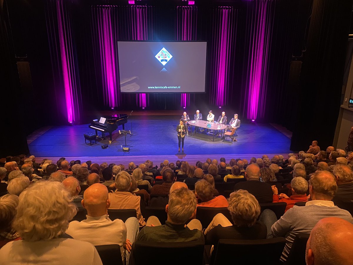 Johan Remkes zorgt voor uitverkocht Atlas Theater in Emmen. Fantastisch moment om zijn commentaar op de politieke gebeurtenissen (weer) live te horen!