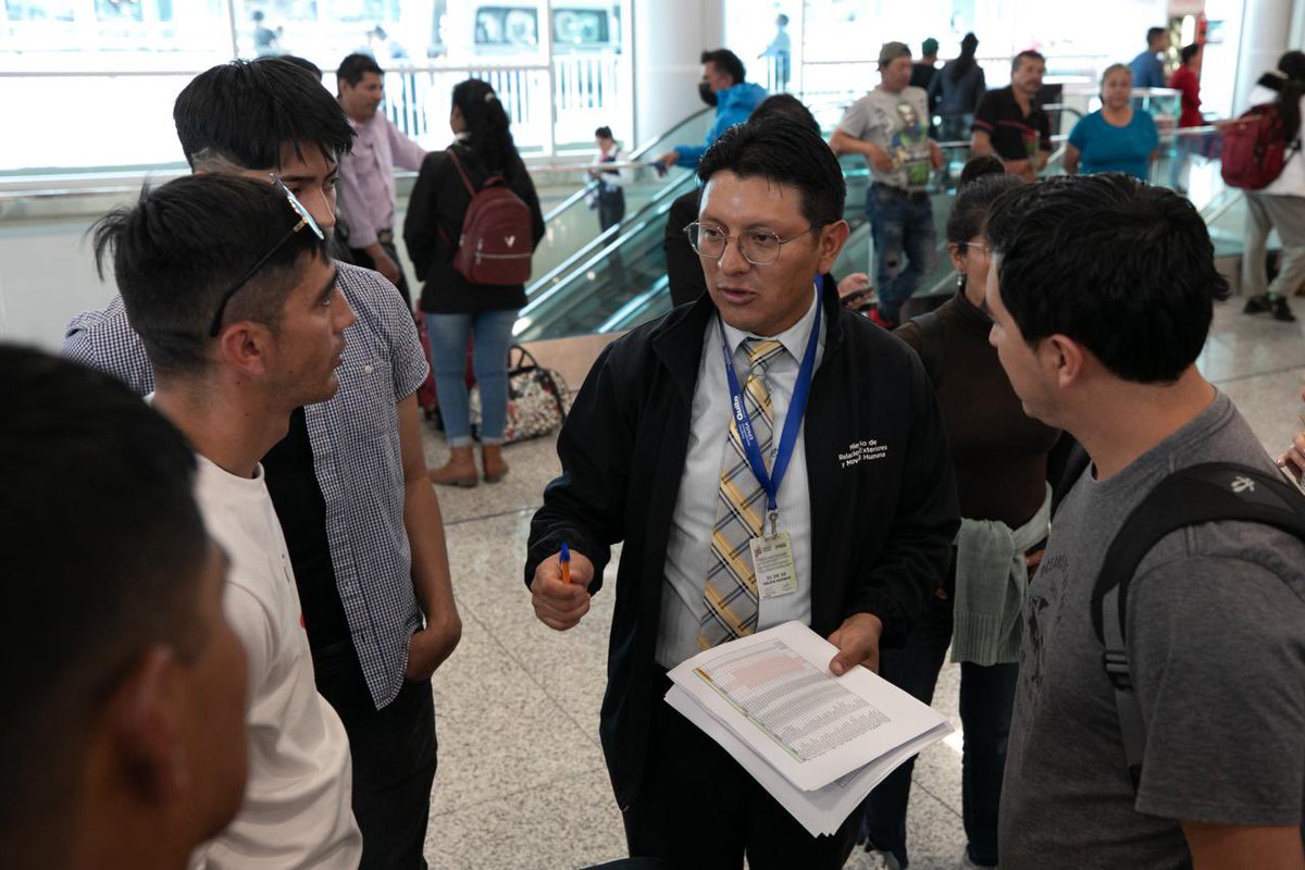 CancilleriaEc's tweet photo. 🇪🇨🤝🇪🇸 Impulsamos el programa de Migración Circular a favor de nuestros agricultores.

Auguramos éxitos a los 82 ecuatorianos que integran la fase tres del programa, el cual fomenta una migración regular, segura y ordenada y sirve como un mecanismo de generación de oportunidades. https://t.co/4ruhSJIpqU