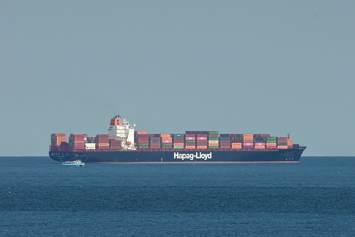 johnmorgan726's tweet photo. At 306 meters the #HapagLloyd A7-class #ContainerShip MISSOURI EXPRESS, IMO:9349552 en route to Antwerpen, Belgium, flying the flag of the United States 🇺🇸. And off her starboard stern the #AtlanticExplorer MMSI:367650550 🇺🇸. #ShipsInPics #MissouriExpress https://t.co/QN7joxYyLN