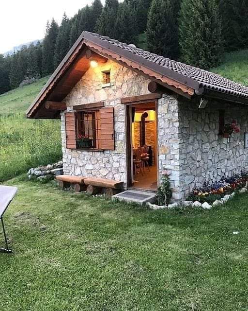 EminoluAdem1's tweet photo. YIKILDI GÖNÜL SARAYIM
KURMASI SANA DÜŞMEZMİ
YÜREĞİM HER GÜN KAN AGLAR
SARMASI SANA DÜŞMEZMİ

SENİN OLSUN SENİN ÖMRÜM
ÜÇYÜZ ALTMIŞBEŞGÜN SÜRGÜN
SÖZÜNDEN KIRILAN GÖNLÜM
SORMASI SANA DÜŞMEZMİ

#GeceyeNotum 
#Geceye 
#şiir
#bedestan https://t.co/z16uBQgRB6