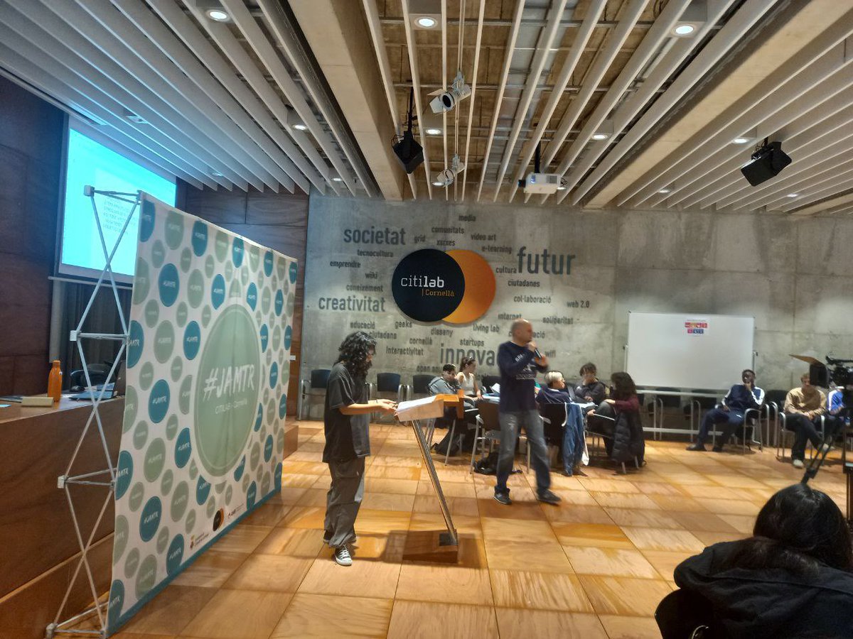 se_bll5's tweet photo. Cloenda de la JAM TR de disseny de treballs de recerca per a l'alumnat de l'Institut Maria Aurèlia Capmany: construcció de la hipòtesi, metodologies de recerca, ecosistema d'agents locals que ajuden en el procés, exposicions finals. Dinamitzat per @citilab i el CRP https://t.co/6VsNFm8G9p