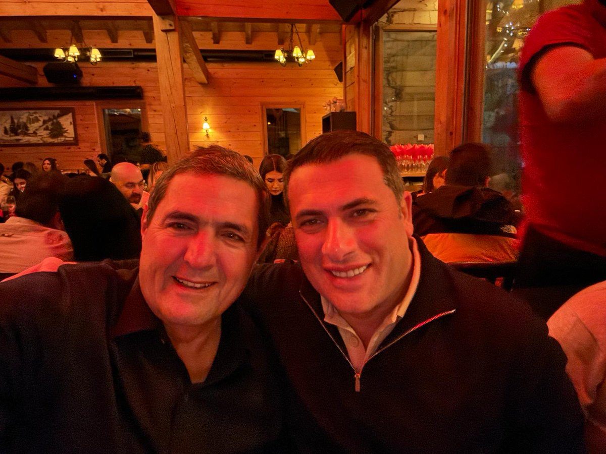 A lo largo de mi trayectoria profesional, me he cruzado con proveedores, médicos y compañeros profesionales. Sólo unos pocos seleccionados se han convertido en amigos que realmente aprecio. ¡Elie se encuentra entre estas personas!