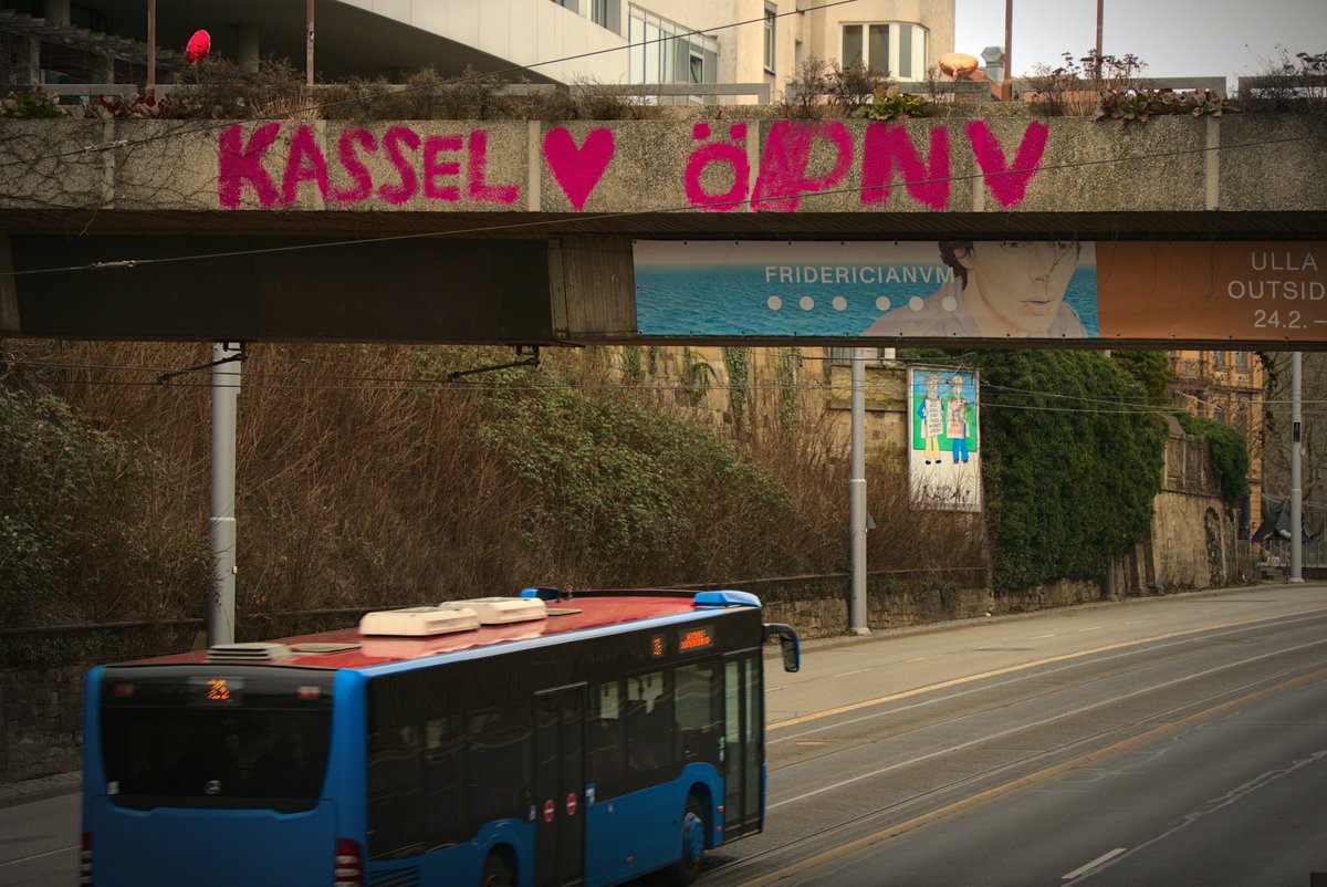 💘💘Kassel liebt den #ÖPNV und möchte sich sich dafür einsetzen, diesen auszubauen!💘💘Mit dieser 💌Liebesbotschaft am Valentinstag wird Solidarität mit der Kampagne #wirfahrenzusammen gezeigt. 🌹🌹
<a href="/_verdi/">Ver.piss.di</a> 💝 <a href="/FridayForFuture/">Fridays for Future Germany</a> ❤️ <a href="/fff_kassel/">FFF Kassel</a> 💐<a href="/SFFKassel/">Students for Future Kassel</a>