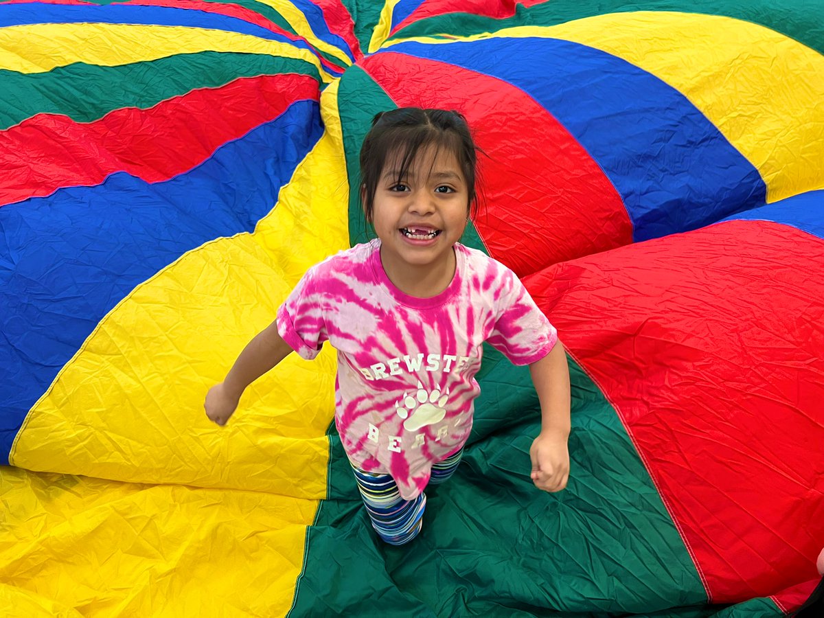 CoachJPurcell's tweet photo. Smiles and happiness to all this Valentine’s Day from an activity  that everyone loves - parachute 💚🥳💚
@BCSD_Athletics @jfk_pe https://t.co/VX37fWsQ0m