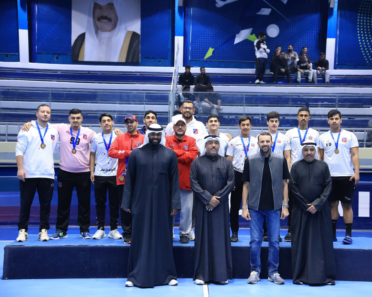 فريق الشباب لـ كرة اليد في نادي الكويت :

لا يمتلك لاعبين مواليد ٢٠٠٤ ( لاعبين المرحله ) ، و اغلب لاعبينهم لاعبين فريق ١٧ و هو فريق ١٩ 

لا يمتلك احتياط ! 

لا يمتلك مدرب حرّاس ( الحارس في كرة اليد نصف الفريق ) 

لا يمتلك معد بدني 

لا يمتلك مساعد مدرب 

لا يمتلك محلل للفريق